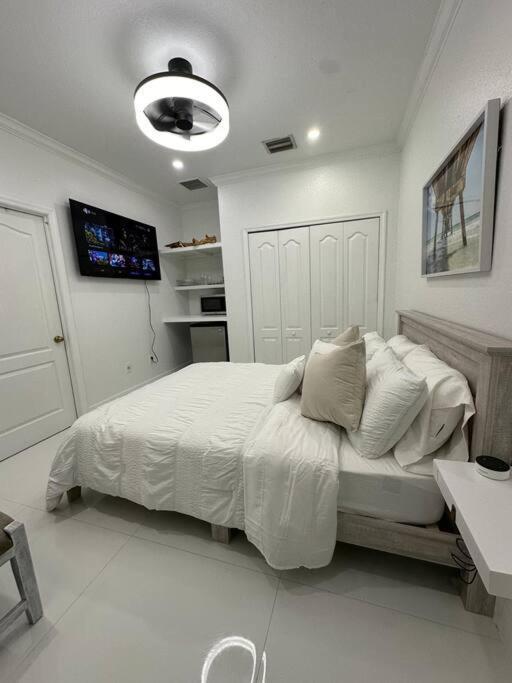 Lovers Cove Tamiami Екстериор снимка