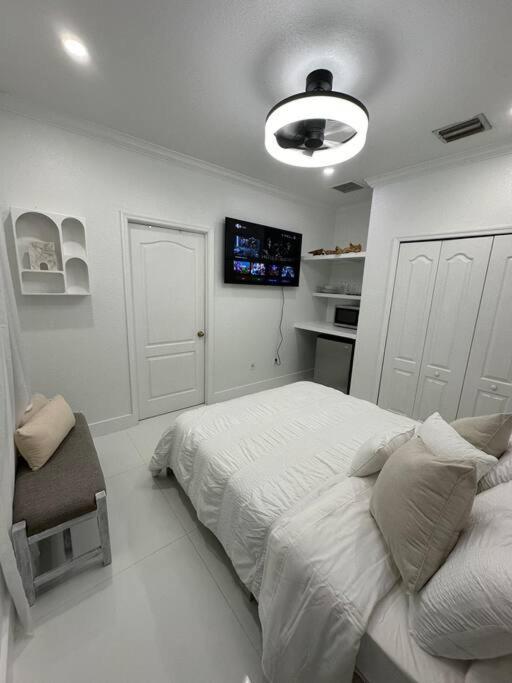 Lovers Cove Tamiami Екстериор снимка