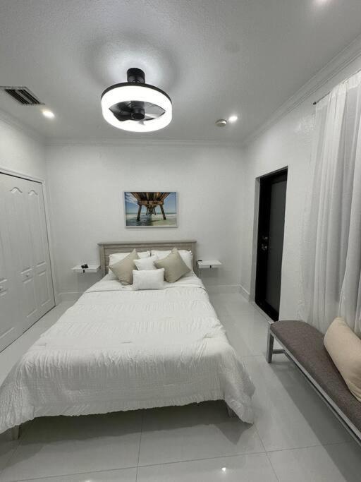 Lovers Cove Tamiami Екстериор снимка