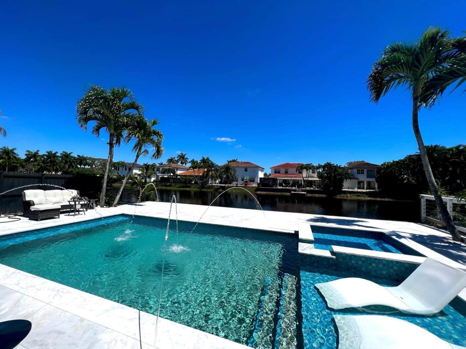 Lovers Cove Tamiami Екстериор снимка